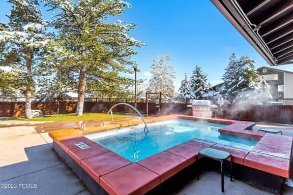 Mountain escape w/ hot tub & pool access - Image 2
